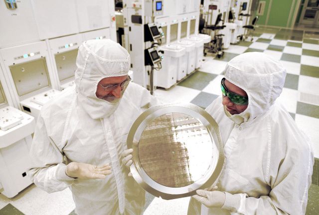 Naukowcy IBM Research z płytką germanku krzemu