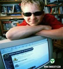 Jonathan James jako 9-latek dumnie prezentujący swój pierwszy PC.