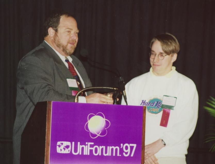 Linus Torvalds w 1997 roku na Uniforum otrzymuje tytuł „Europejczyka roku”