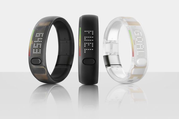 Nike Fuelband debiutowało jako jednolicie czarna opaska. Z casem Nike postanowiło dołożyć nowe wzory.