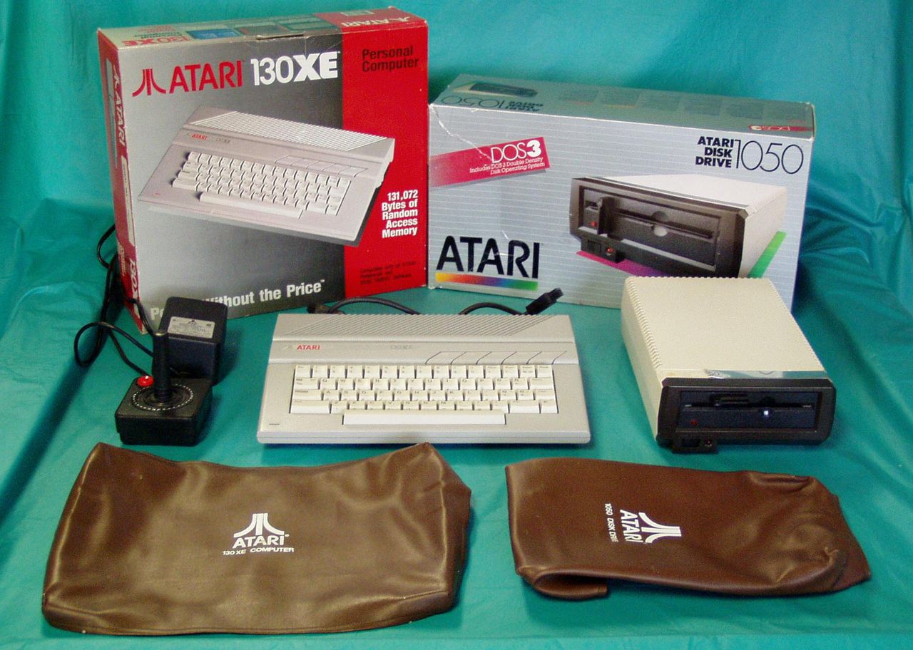 Atari 130XE ze stacją dysków 5.25 Atari 1050. Stacja dysków była obiektem westchnień większości użytkowników Atari w Polsce.