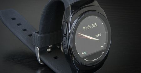 Uwatch UO: test taniego elektronicznego zegarka – „przedłużacza” do smartfonów