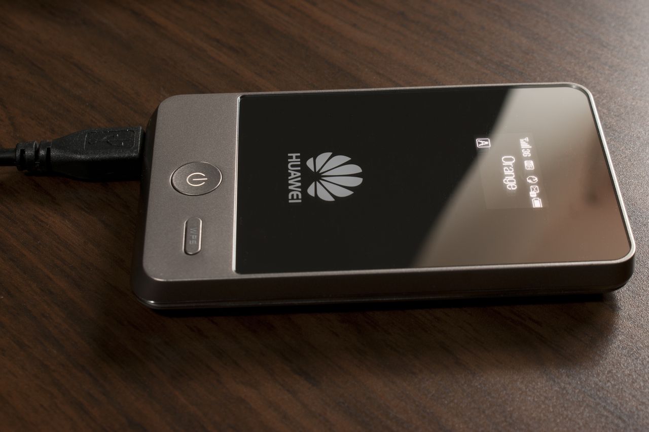 Huawei E583C — mały, lekki i samowystarczalny „internet”