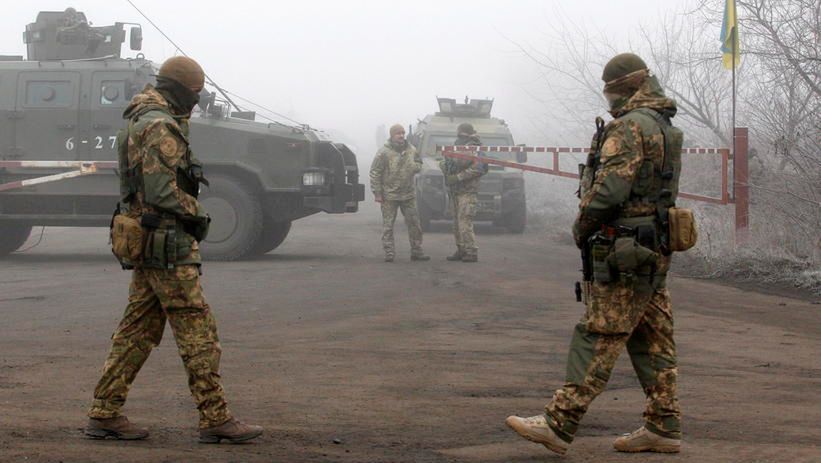 <p>epa08093953 Ukrainian military forces personnel stand guard during a prisoner exchange between Ukrainian and pro-Russian rebels&#8217; sides, not far from the Maiorske checkpoint, Donetsk area, Ukraine, 29 December 2019. According to media reports, the Ukrainian side will swap prisoners who were captured in Ukrainian-controlled territory for Ukrainian citizens, including prisoners of war (POW) that were held hostages in occupied Donbas at the Maiorske crossing checkpoint, on the contact line between the warring parties near the pro-Russian militant-occupied town of Horlivka in Donetsk region. The agreement was reached during the summit of the Normandy Four leaders in Paris on 09 December 2019.  EPA/VALERI KVIT<br />
Dostawca: PAP/EPA.</p>
