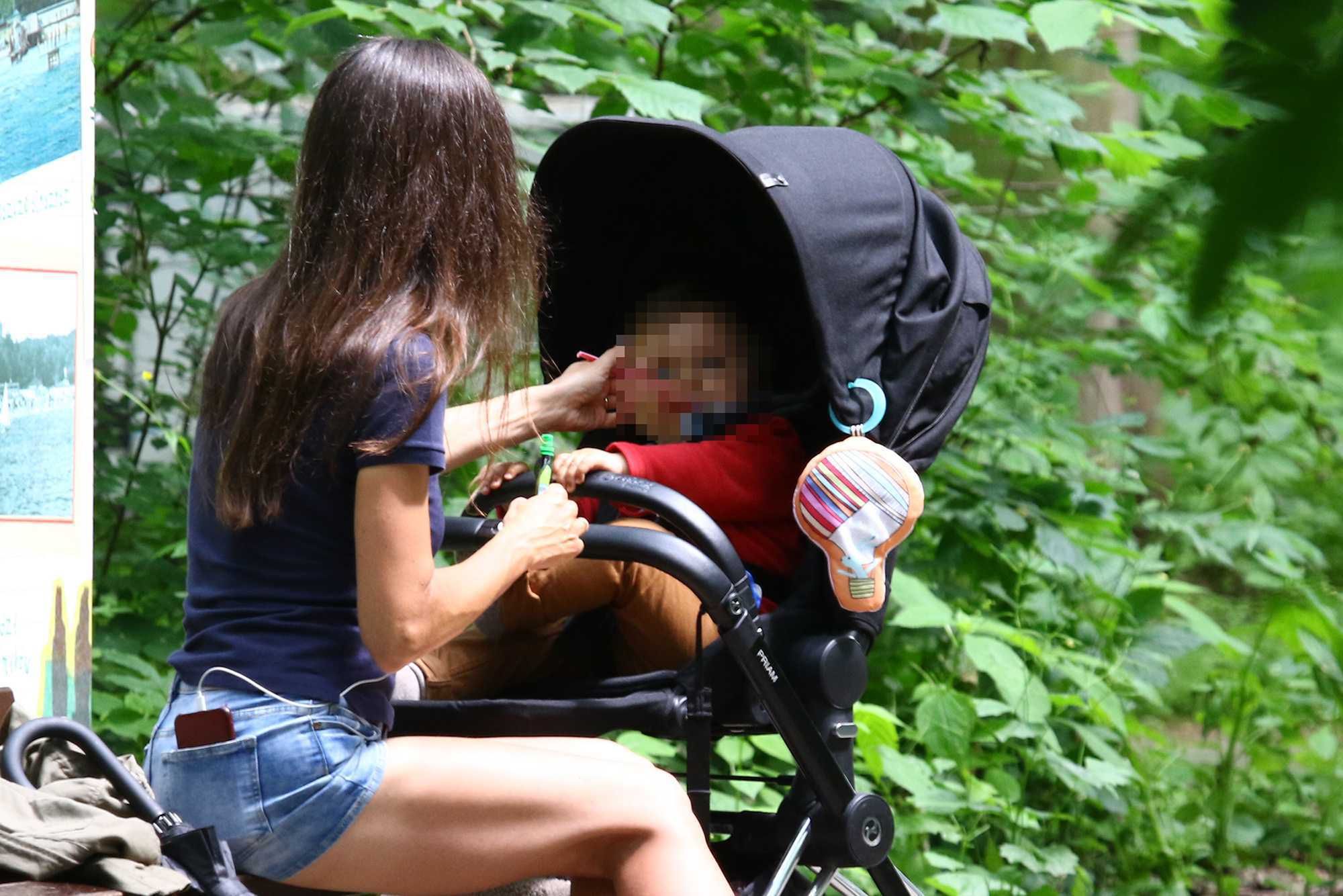 Marta Kaczyńska karmi syna na spacerze paparazzi