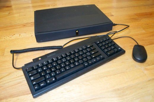 Apple ITB miało współpracować z myszka i kalwiaturą ADB. Jednak w odróżnieniu od tych, używanych w komputerach Mac, te miały być czarne.