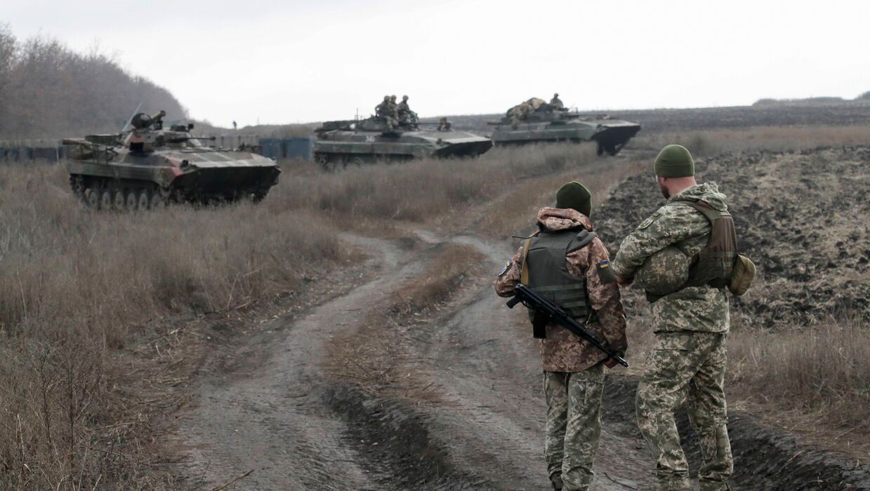 <p>epa07983943 Ukrainian servicemen attend the forces disengagement near the Bohdanivka village, Ukraine, 09 November 2019. Head of the Joint Forces Operation HQ press center Andriy Ageyev has said the practical phase of the disengagement of troops and weapons of the Armed Forces of Ukraine and the occupying forces kicked off near the villages of Bohdanivka &#8211; Petrivske in Donbas on 09 November 2019.  EPA/SERGEY VAGANOV<br />
Dostawca: PAP/EPA.</p>
