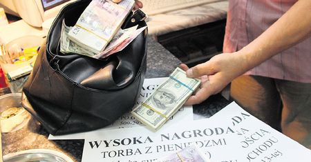 Emeryt znalazł 650 tys. zł i oddał je właścicielowi