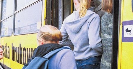Skandal! Prawie setka dzieci w szkolnym autobusie