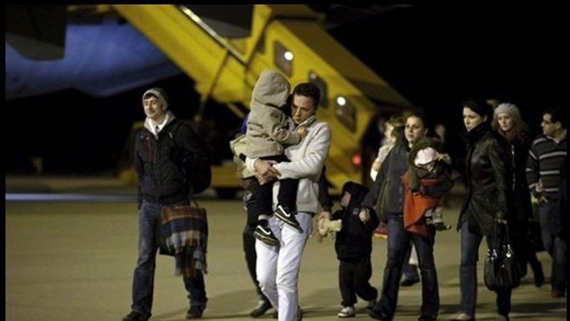 Katarzynie Kopańskiej (z dzieckiem na rękach) udało się opuścić Libię w środę