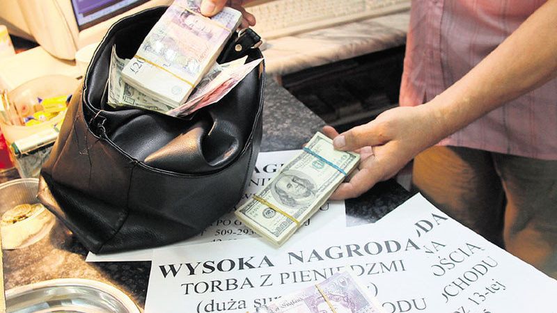 Przedsiębiorca zamieszczał ogłoszenia, że zgubił torbę ze znaczną sumą pieniędzy