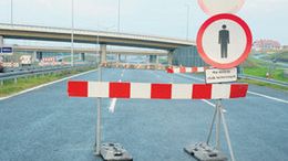 Droga jest już gotowa, ale niestety nie da się nią jeździć, bo inwestor nie dostał pozwolenia na użytkowanie