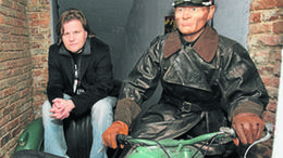 Pomysłodawca muzeum Piotr Owcarz i replika Klossa.