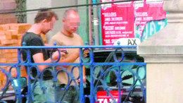 Szukających transportu przyciąga napis "taxi" i koguty