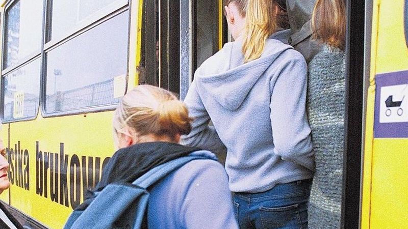 Rodzice protestują, bo nie chcą, by ich dzieci gnieździły się w setkę w autobusie