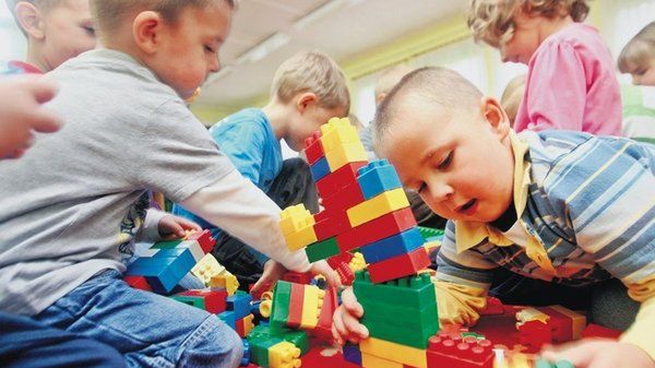 Jeśli pojawi się problem  z miejscem w przedszkolach, dotknie on tylko trzylatków. Starsze dzieci będą przyjmowane na preferencyjnych zasadach