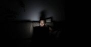 Kobiety bardziej wyczulone niż mężczyźni na internetowych oszustów
