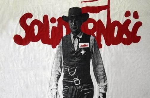 Plakat wyborczy <i>Solidarności</i>: <i>W samo poludnie</i> autorstwa Jerzego Sarneckiego.