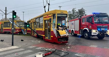 Zderzenie tramwaju z ciężarówką w Łodzi: ranna motornicza, skrzyżowanie zablokowane