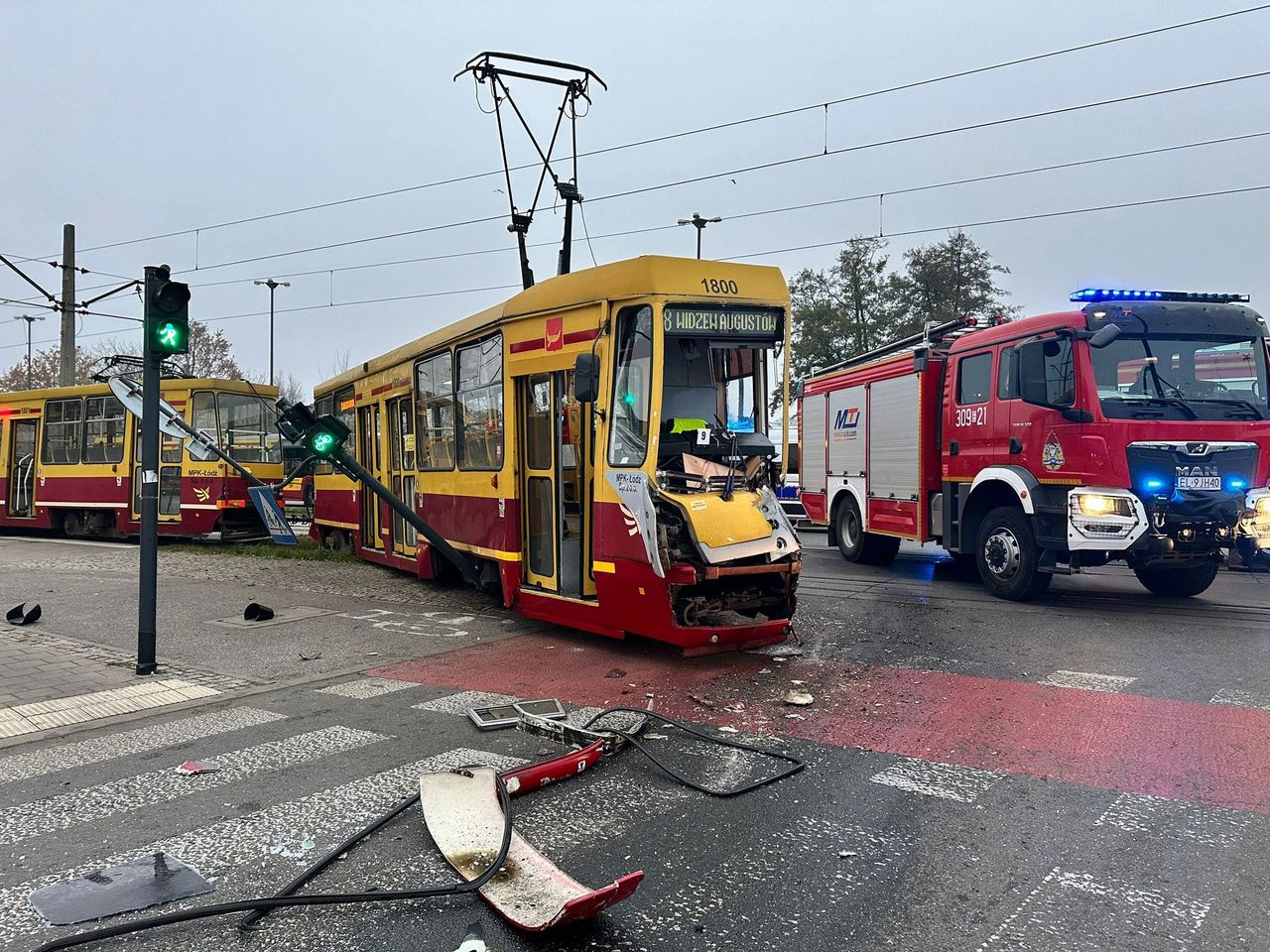 Zderzenie tramwaju z ciężarówką w Łodzi: ranna motornicza, skrzyżowanie zablokowane