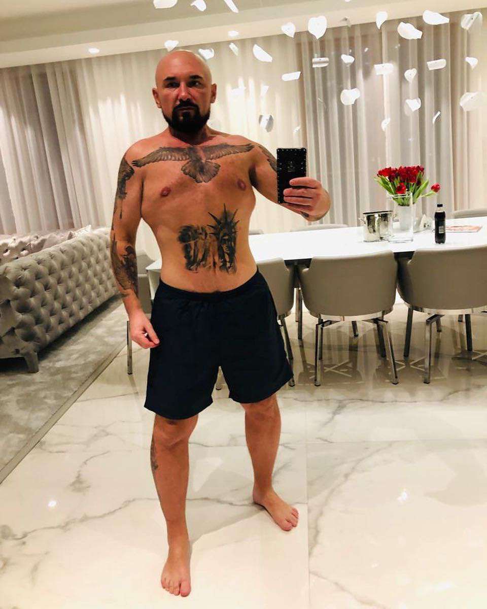 Patryk Vega bez koszulki. Schudł 44 kg w 8 miesięcy