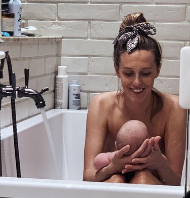Aleksandra Żebrowska publikuje na Instagramie zdjęcia na których karmi piersią