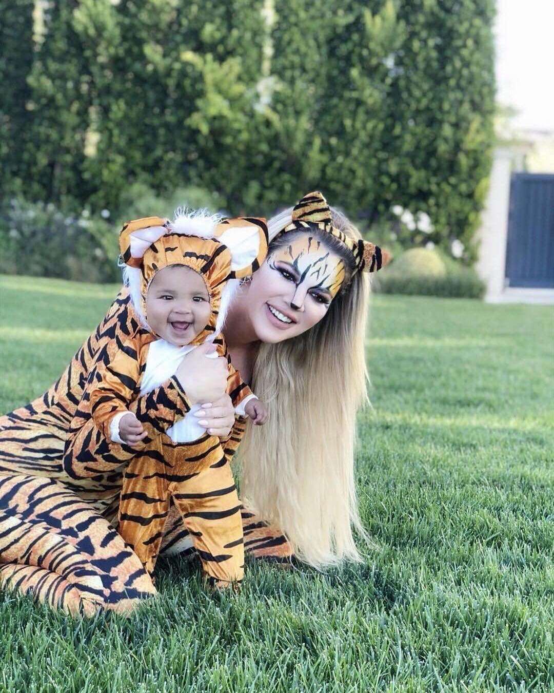 Khloe Kardashian przebrała True Thompson w pięć różnych kostiumów na Halloween 2018