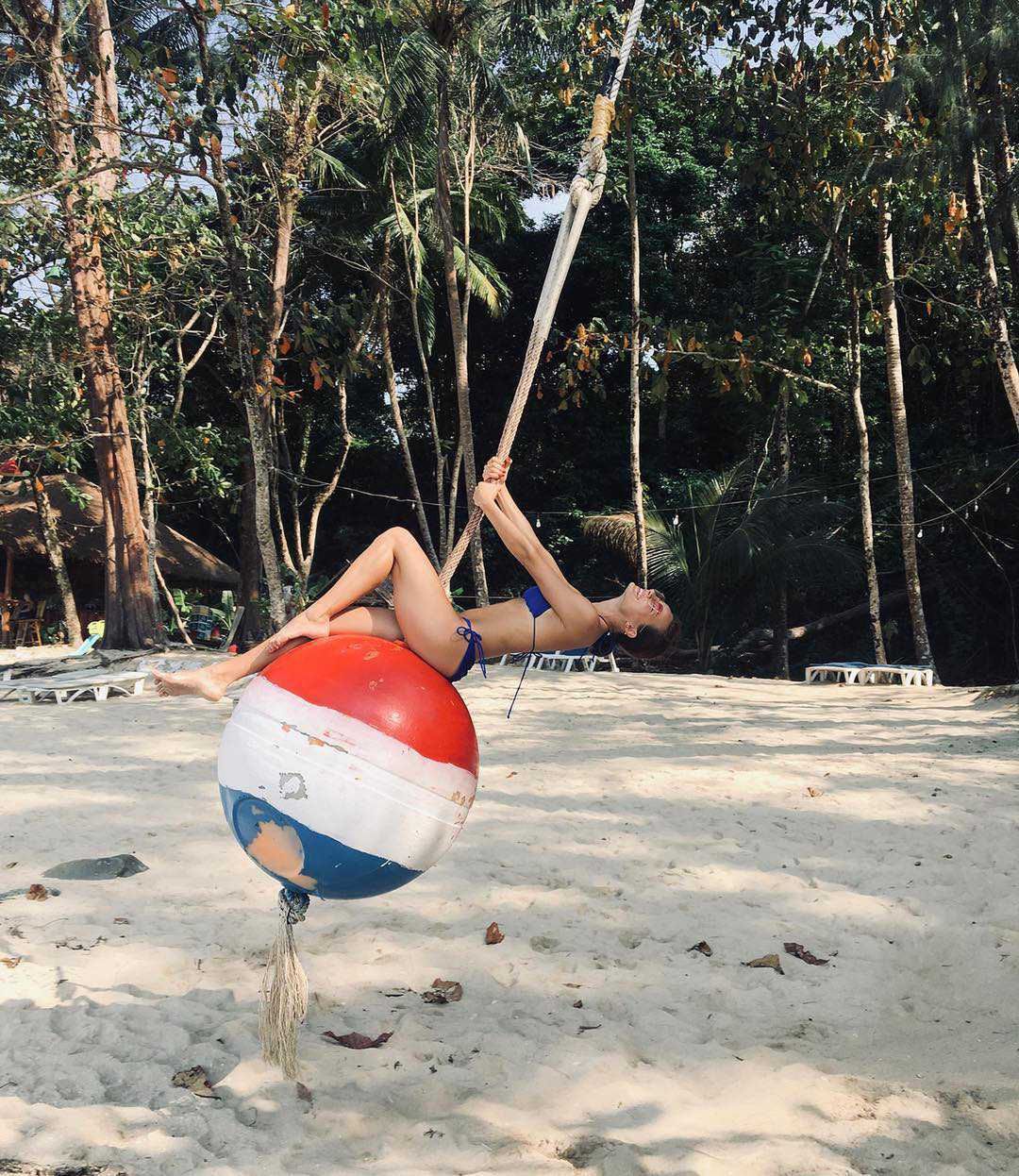 Natalia Szroeder w bikini wisi na linie