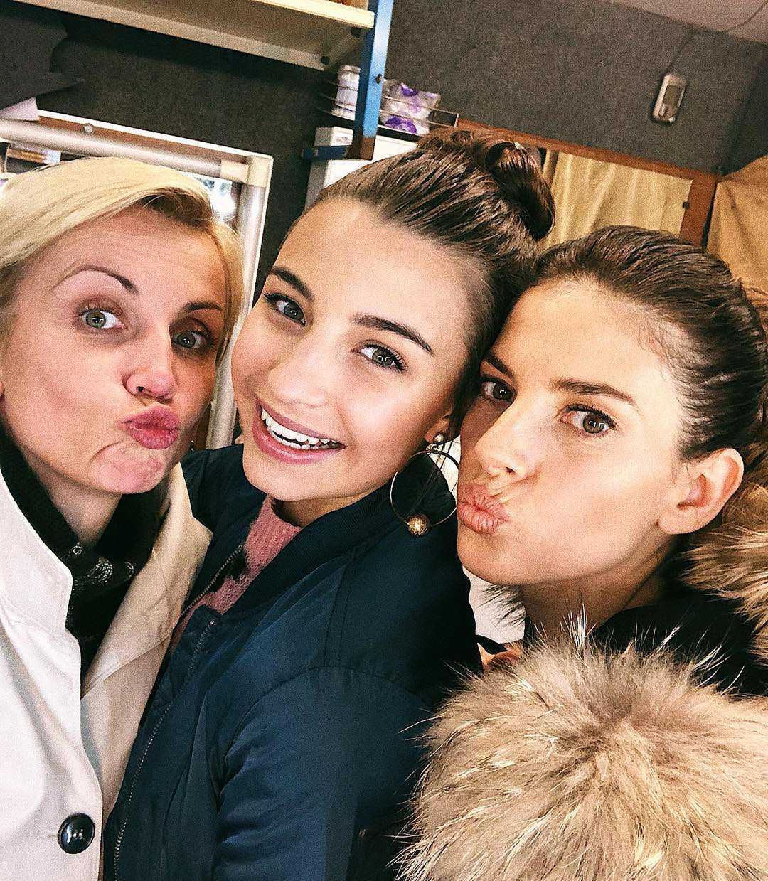 Katarzyna  na Zielińska, Julia Wieniawa, Weronika Rosati na planie serialu "Zawsze warto"