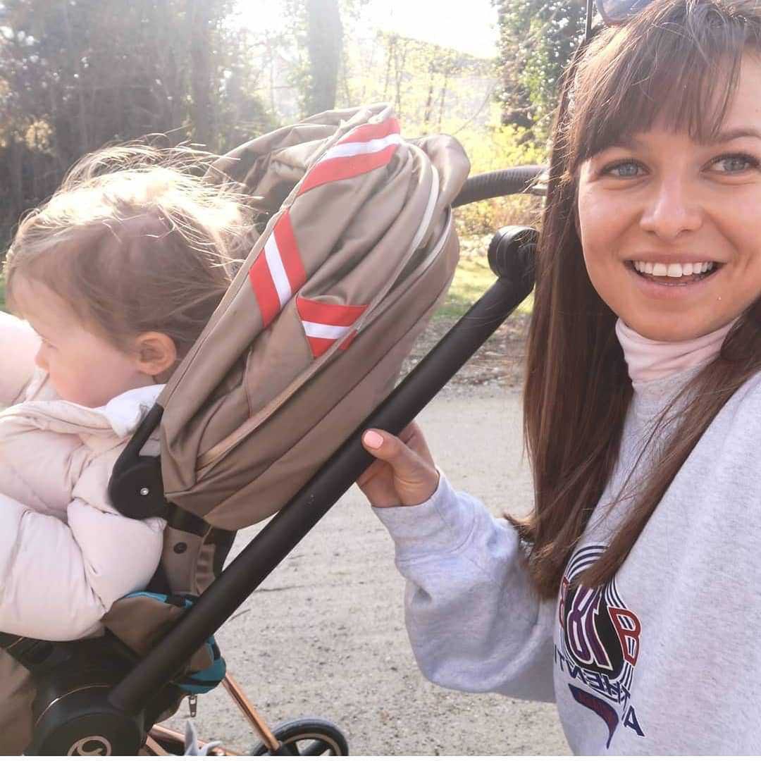 Anna Lewandowska z Klarą na spacerze