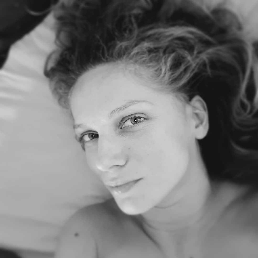 Joanna Liszowska bez doczepionych włosów i makijażu kusi ze swojego łóżka