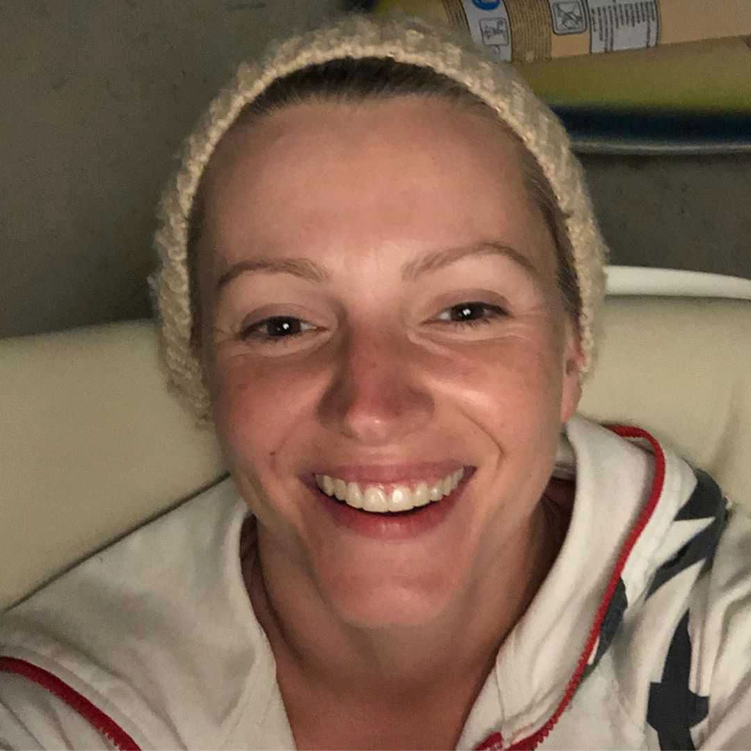 Dorota Szelągowska bez makijażu i w zimowej czapce  odpoczywa w domu na Mazurach