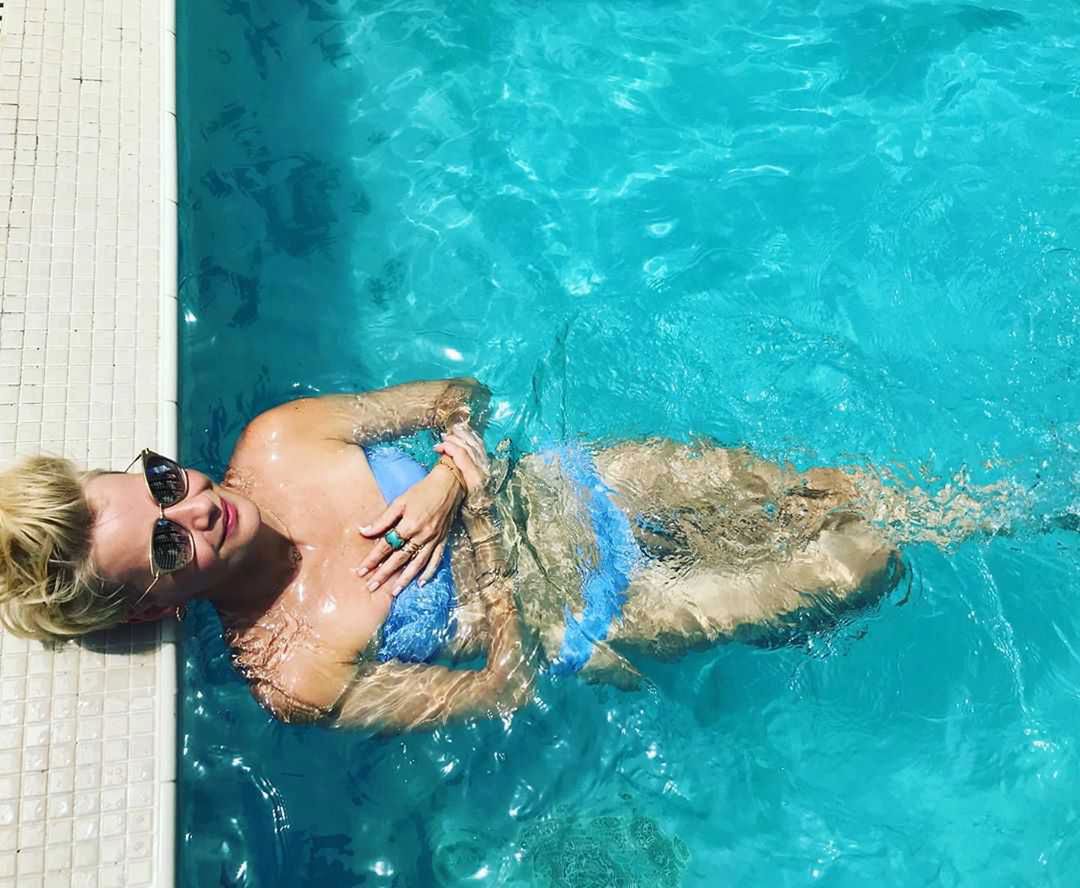Małgorzata Kożuchowska w turkusowym bikini chłodzi się w basenie