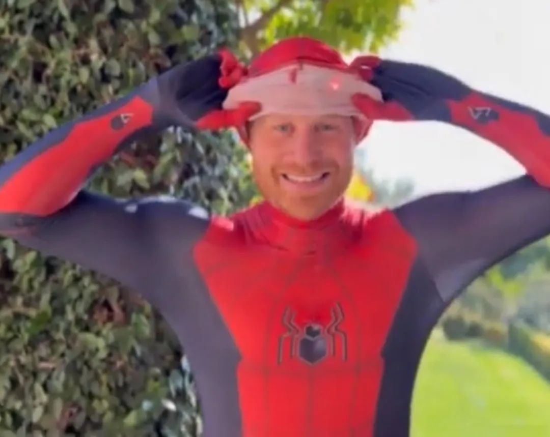 Książę Harry w przebraniu Spider-Mana