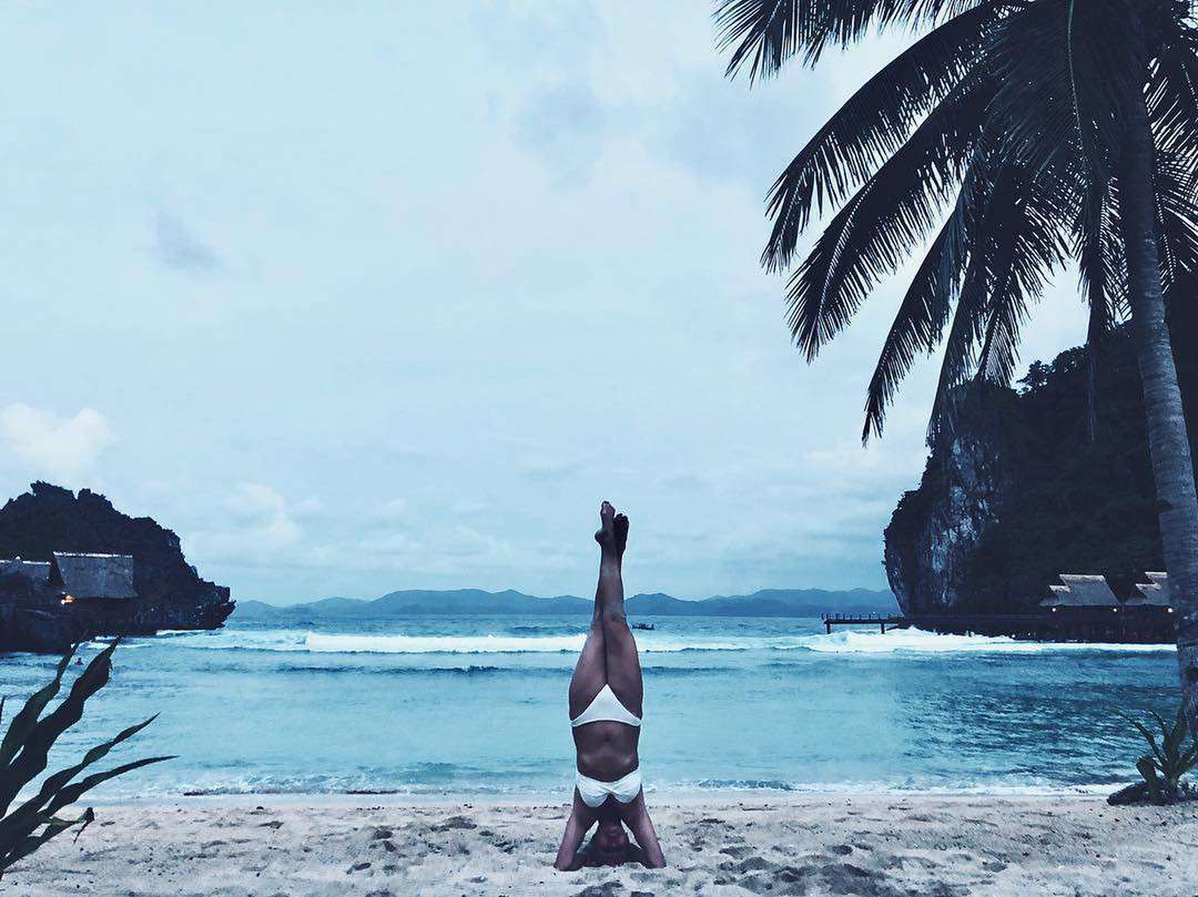 Katarzyna Zielińska stoi na głowie w bikini na plaży w Filipinach