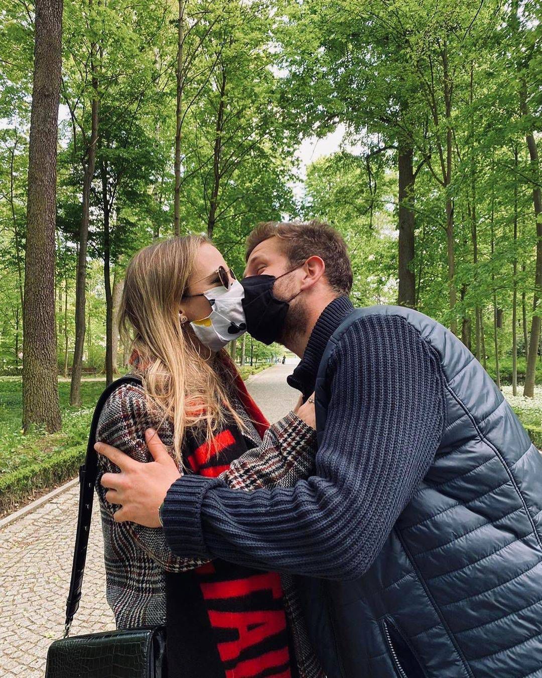 Antek Królikowski i Kasia Dąbrowska pocałunek w czasie zarazy