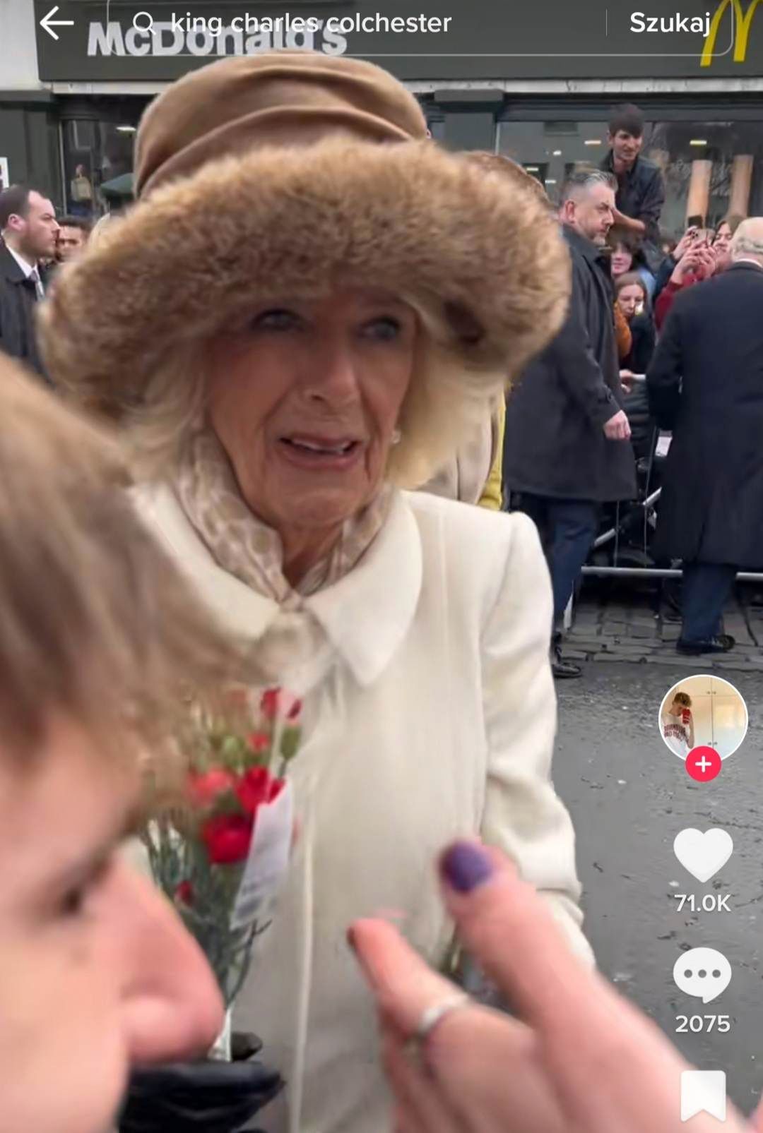 Królowa Camilla dostała papierową koronę