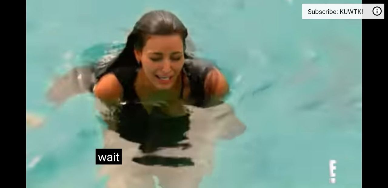 Kim Kardashian zgubiła kolczyk - screen z KUWK