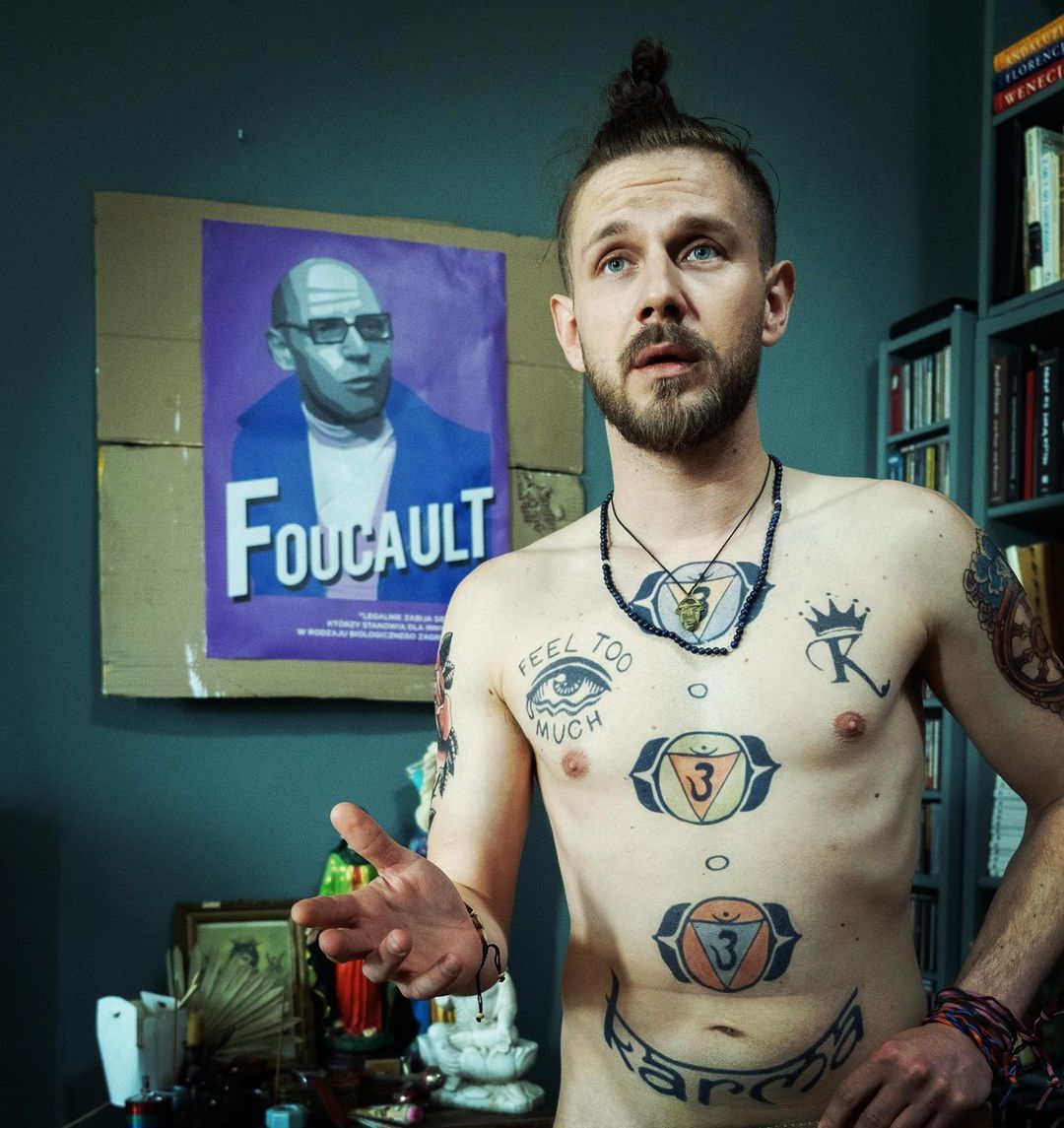 Antoni Królikowski z tatuażami na ciele