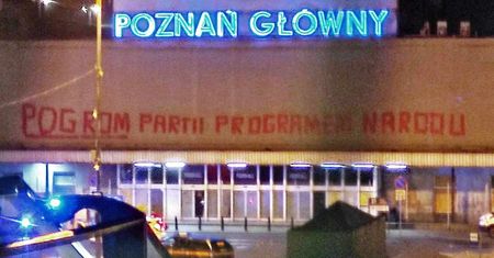 „Pogrom partii programem narodu” – hasło z 1981 roku znów w przestrzeni miejskiej Poznania. Tym razem na dworcu