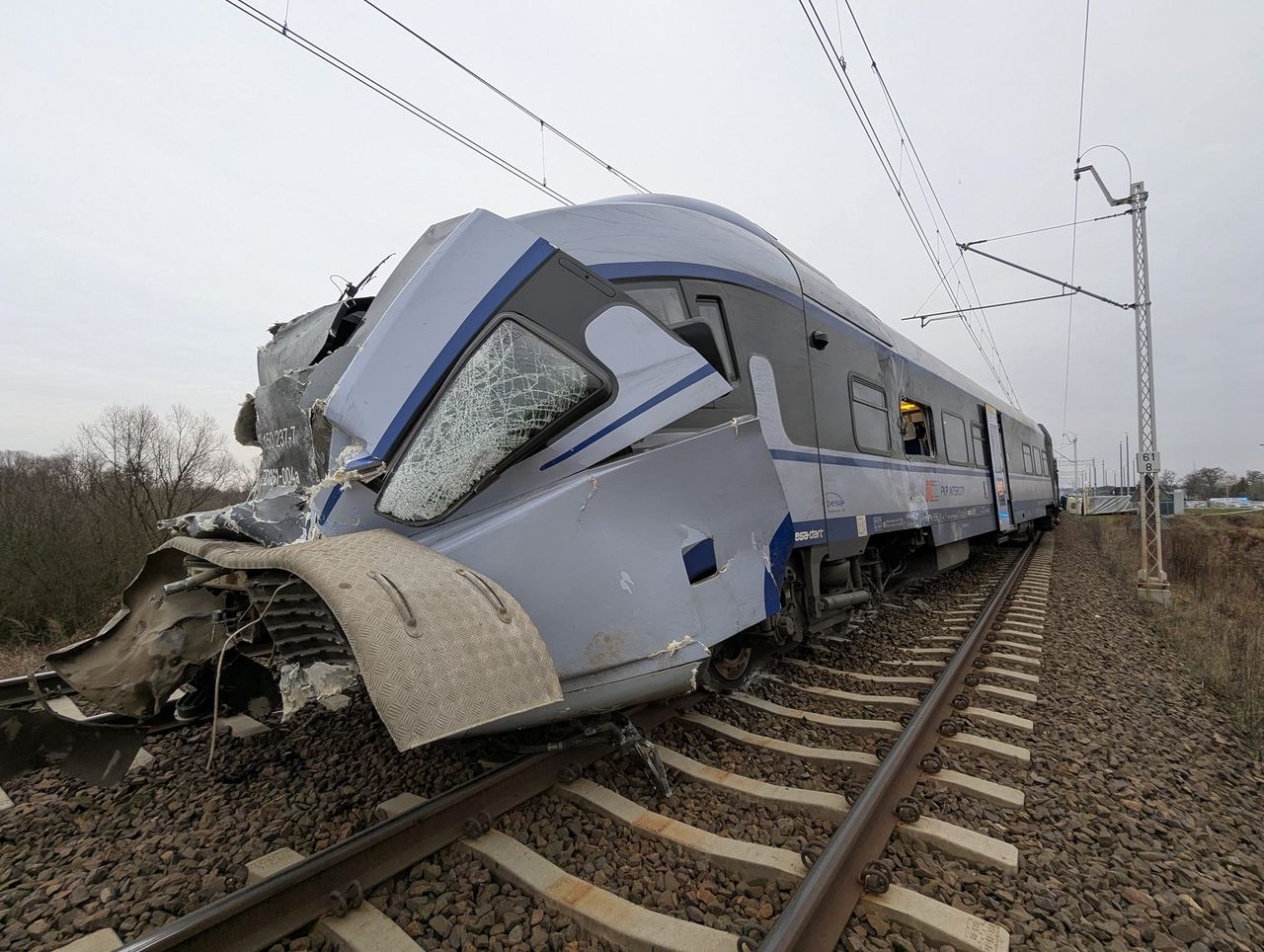 Wypadek na przejeździe kolejowym w Nowej Suchej. Wykolejenie pociągu Intercity