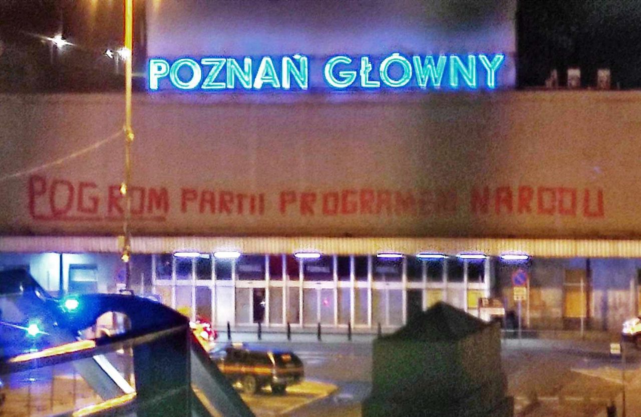 „Pogrom partii programem narodu” – hasło z 1981 roku znów w przestrzeni miejskiej Poznania. Tym razem na dworcu