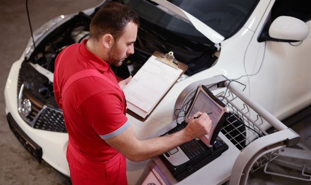 Czy kupowane auto zostało poddane wymaganej akcji naprawczej? Prawie nikt tego nie sprawdza!