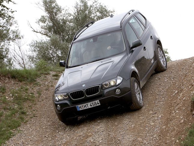 Wiele zdjęć prasowych sugeruje, jakoby BMW X3 było samochodem do jazdy po bezdrożach. Można sporadycznie to robić, ale narażacie się na przyspieszone zużycie napędu. W zjazdach pomaga elektronika, a na miękkim podłożu kontrola trakcji.