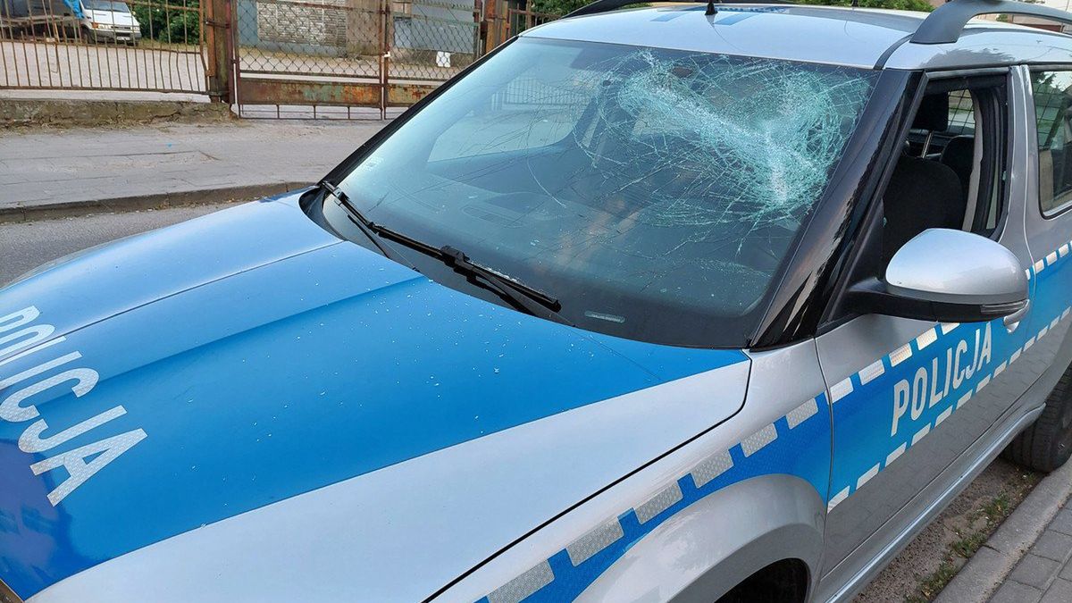 52-latek rozbił przednią i boczną szybę radiowozu raniąc policjanta
