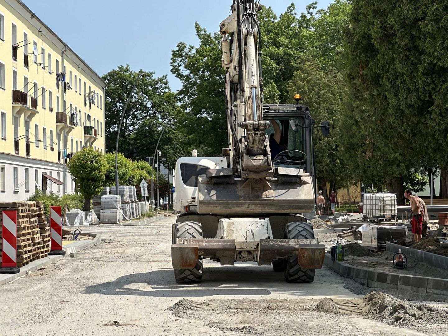 Ulica 1 Maja w Nowej Dębie jest modernizowana, czerwiec 2025
