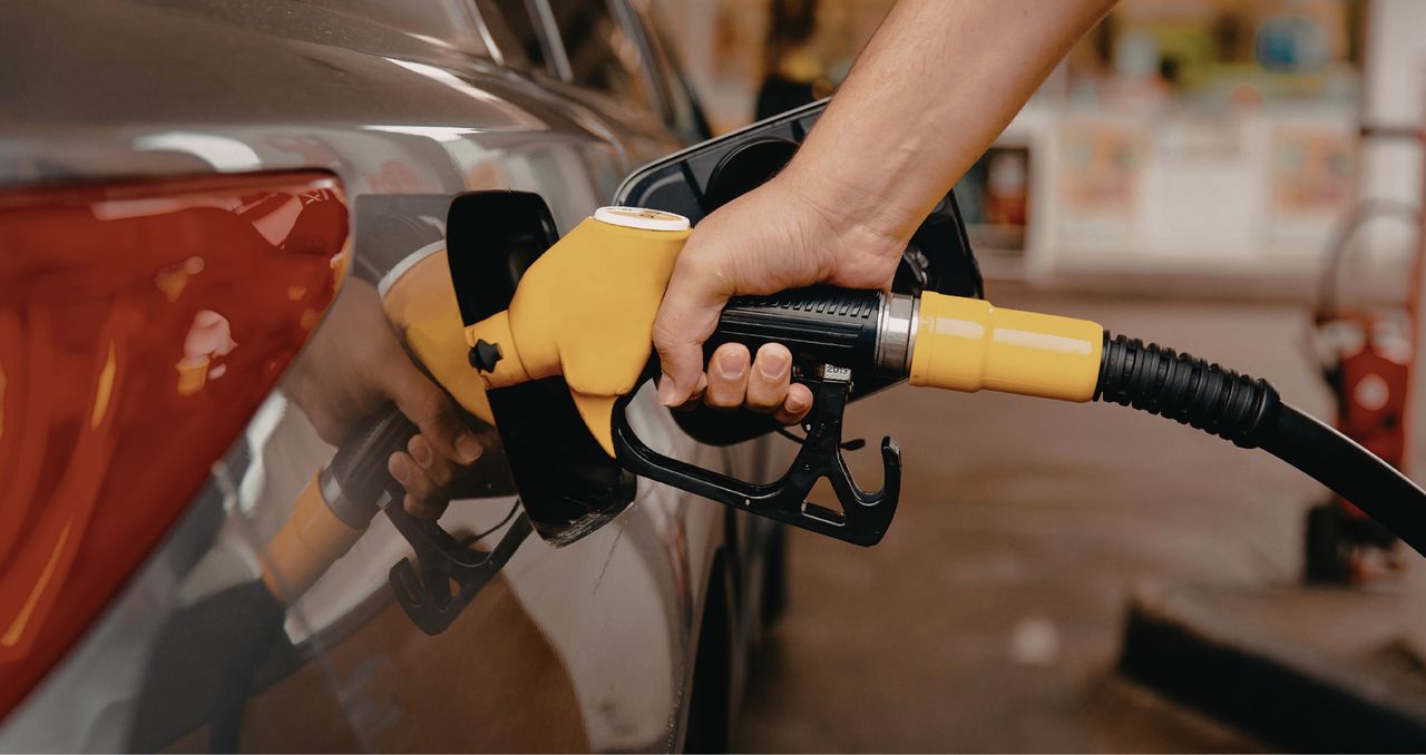 Będzie tańsze paliwo. Rząd obniża VAT i akcyzę