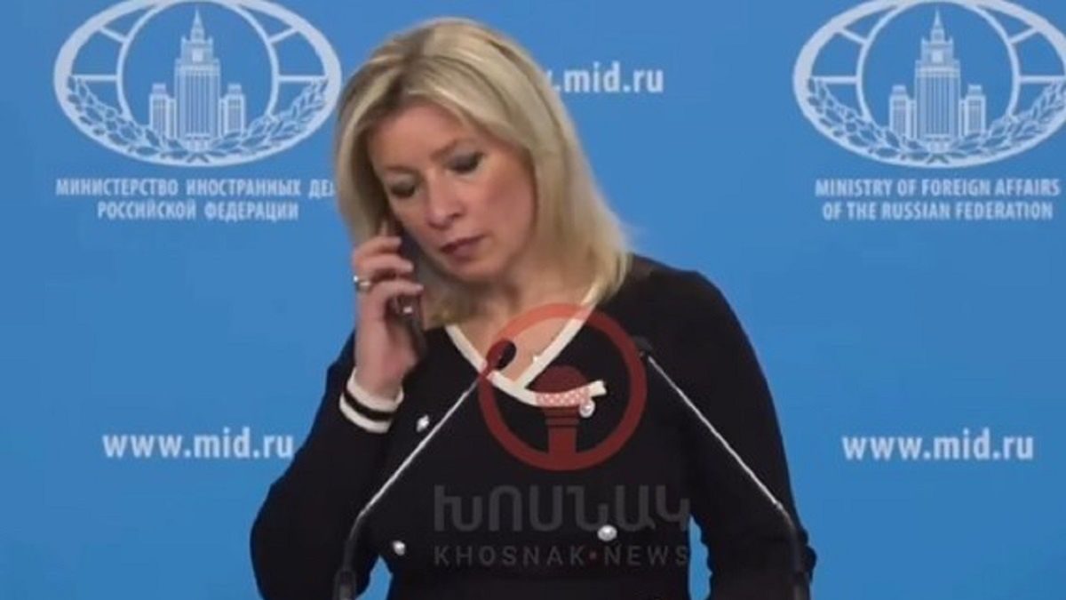 Maria Zacharowa podczas konferencji odebrała telefon.
