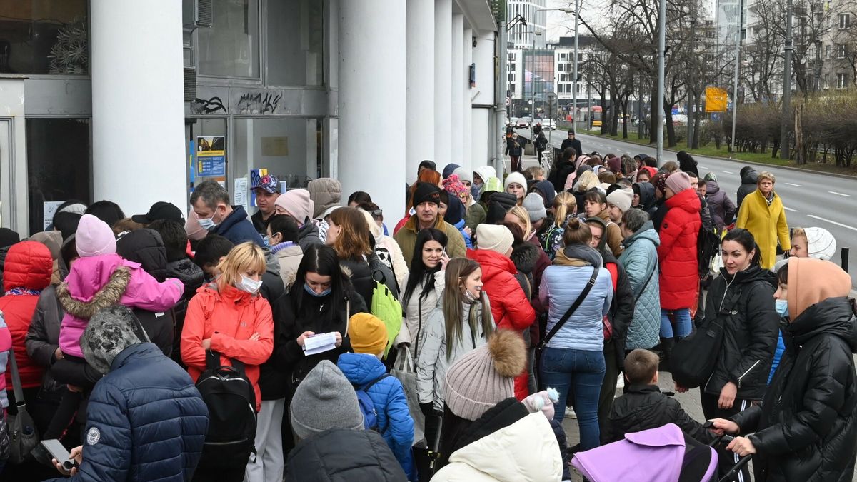 Centrum Pomocy Ukrainie na warszawskim MokotowieFot. Wojtek Laski/East News, Warszawa, 29.03.2022. Kolejka przed Centrum Pomocy Ukrainie prowadzone przez Fundacje Rozwoju Kinematografii u zbiegu ul. Pulawskiej i Narbutta. W centrum znajduje sie punkt informacyjny dla uchodzcow oraz tzw. free shop z odzieza oraz produktami zywnosciowymi.Wojtek Laski