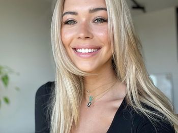 Kubicka nosi płaszcz w wersji maxi. Najmodniejszy na zimę 2025